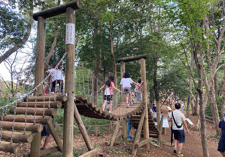 アンデルセン公園の木製アスレチック