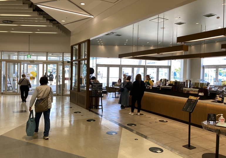 コクーン　スタバ