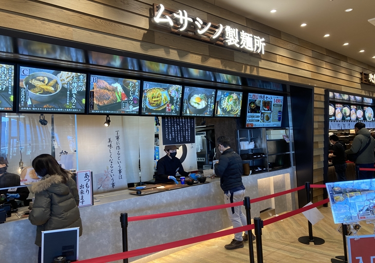 ふかや花園アウトレットフードコート　肉汁つけうどん