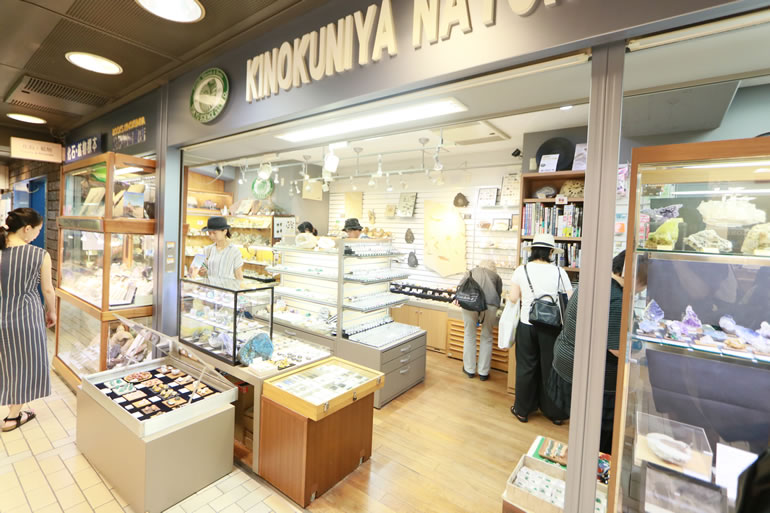 新宿　紀伊国屋書店