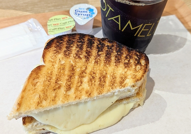 チーズメルトとアイスコーヒー 