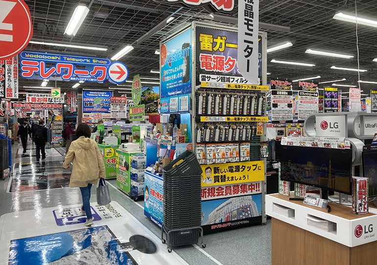 ヨドバシカメラ秋葉原　液晶モニター