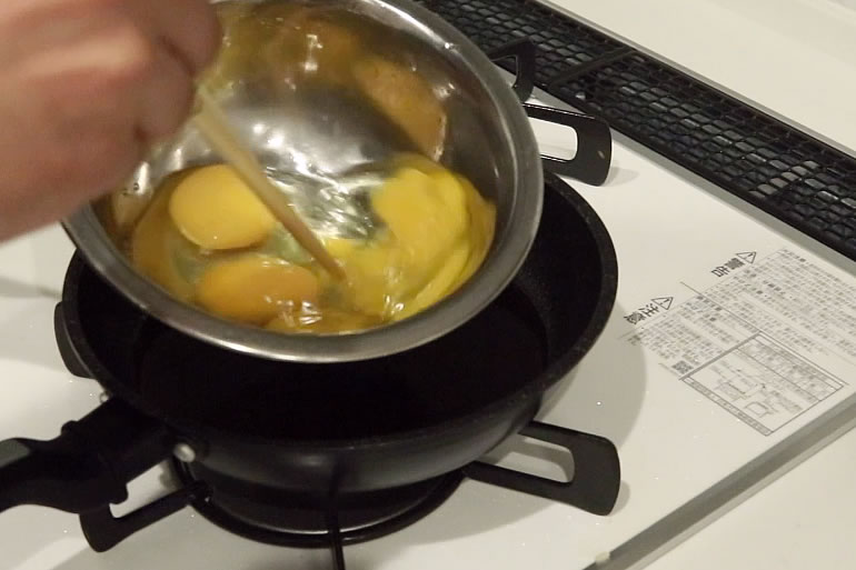 かつ丼の作り方　タマゴをとく