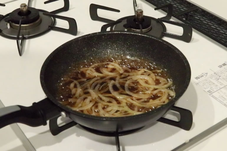 かつ丼の作り方　玉ねぎをスライス