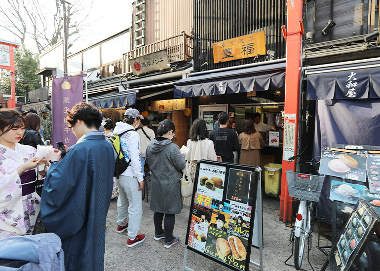 食べ歩きも楽しい仲見世通り