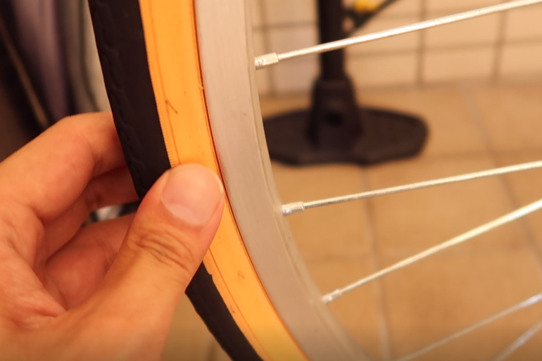 自転車のパンクを確認