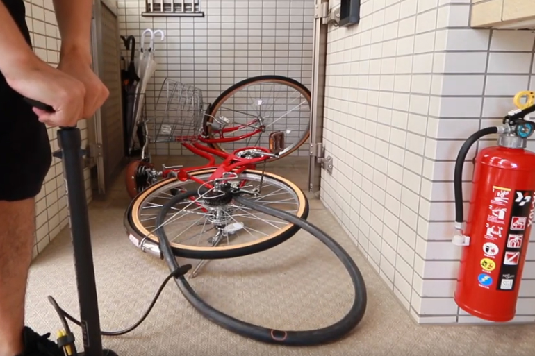 自転車の修理　空気入れ