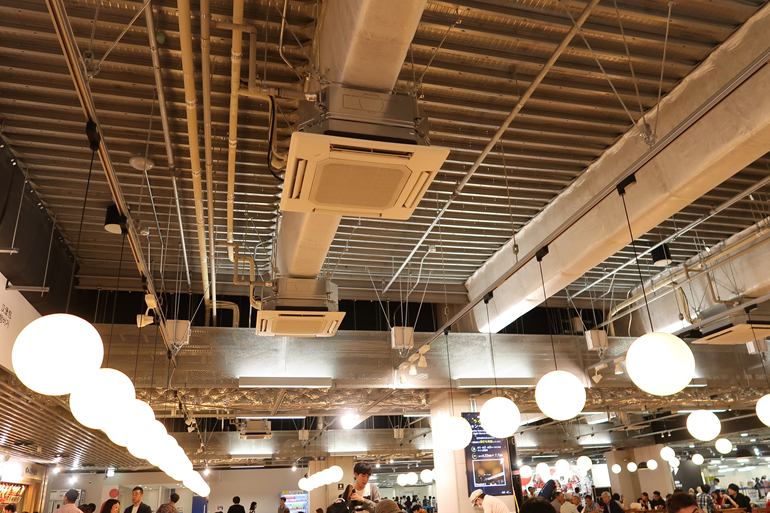 成田空港　天井